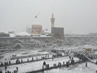 خادمان حرم مطهر رضوی، آماده خدمت به زائران در روز برفی