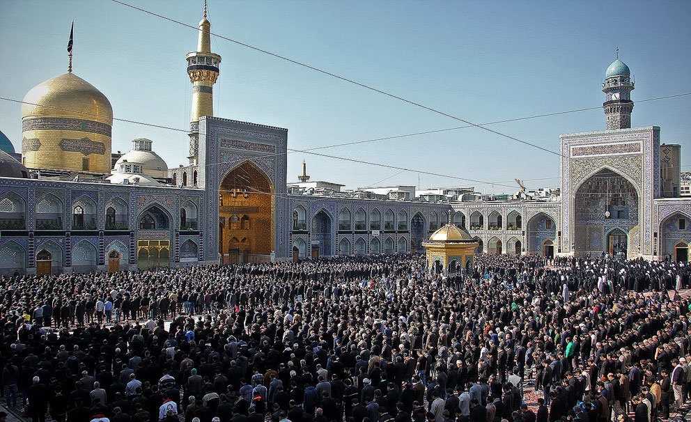 برپایی نماز ظهر عاشورا  با حضور گسترده عزاداران حسینی  در حرم مطهر رضوی