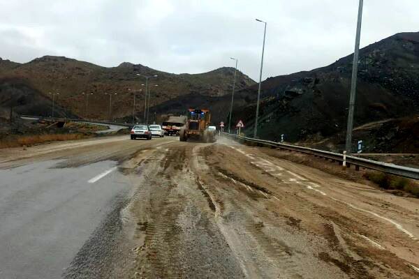 ایمن سازی نقط پر حادثه «پیچ مرغداری» تربت حیدریه