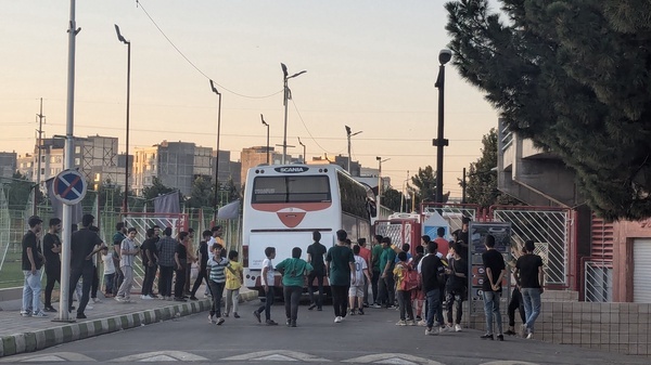 ورود دو تیم ذوب‌آهن و هوادار به ورزشگاه مدرن، اما بی‌ تماشاگر مشهد