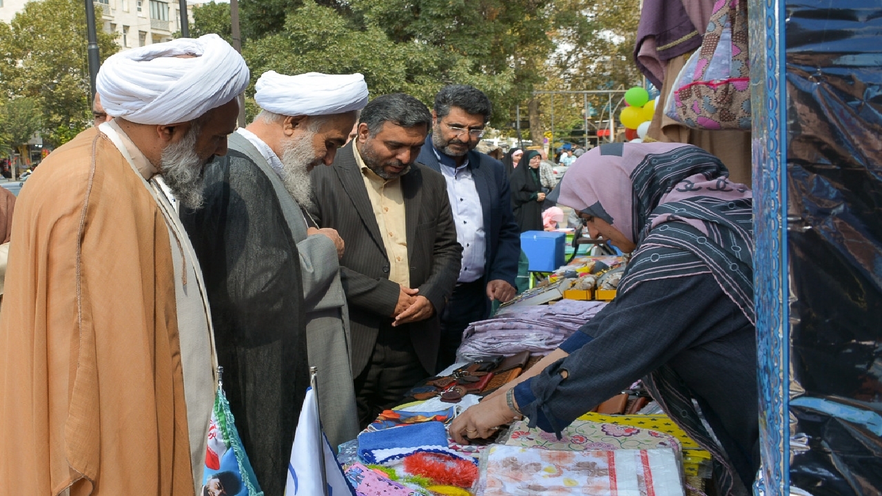 بازدید امام جمعه قزوین از غرفه جشن عاطفه‌ها+ تصاویر